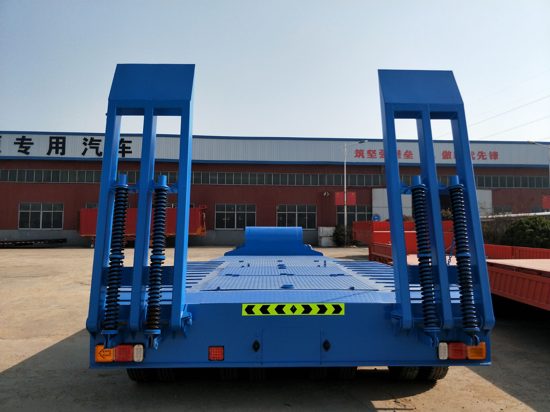Semi-Trailer 150ton Heavy Duty 4 Line 8 Axle Low Bed Trailer with 32 Tyres and Gooseneck