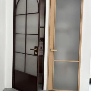 China Y/N Insect Screen Aluminum Swing Door with Double Tempered Clear Glazing and Magnetic Lock factory