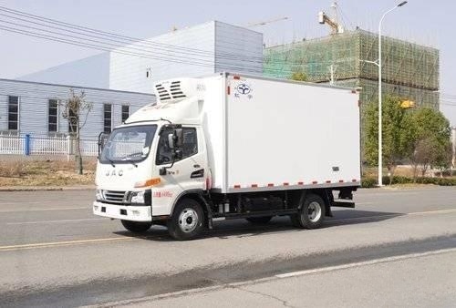 White Refrigeration 6wheels 4x2 Refrigerated Container Truck with Euro 6 Standard