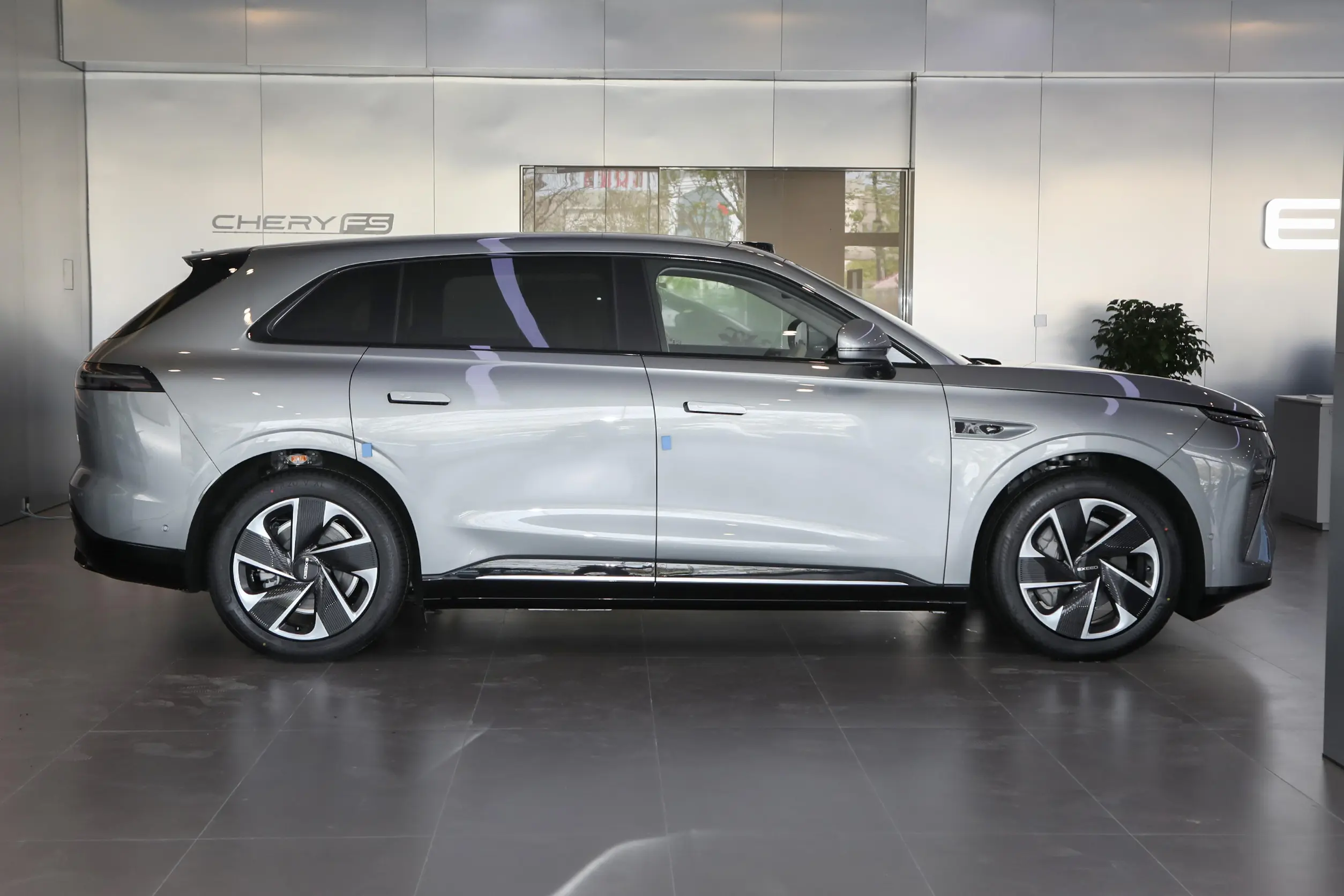 s 2024 Exeed STERRA Hybrid SUV 265hp 2000km EV Range RWD 3000mm Wheelbase The Perfect Combination of Power and Efficiency