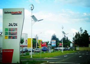 China Highway 80W 24V Wind And Solar Hybrid Street Light System Installed In France factory
