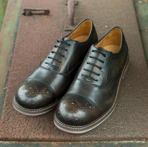 China Round Toe Flats Mens Leather Casual Shoes Breathable Slip - On Black Sports Shoes factory