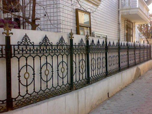China Yard Decoration White Cast Iron Fence Grills / Custom Wrought Iron Fence factory