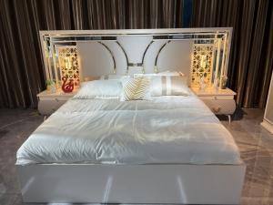 China Modern Bedroom Sets Furniture MDF PU Leather Wood Material SGS factory