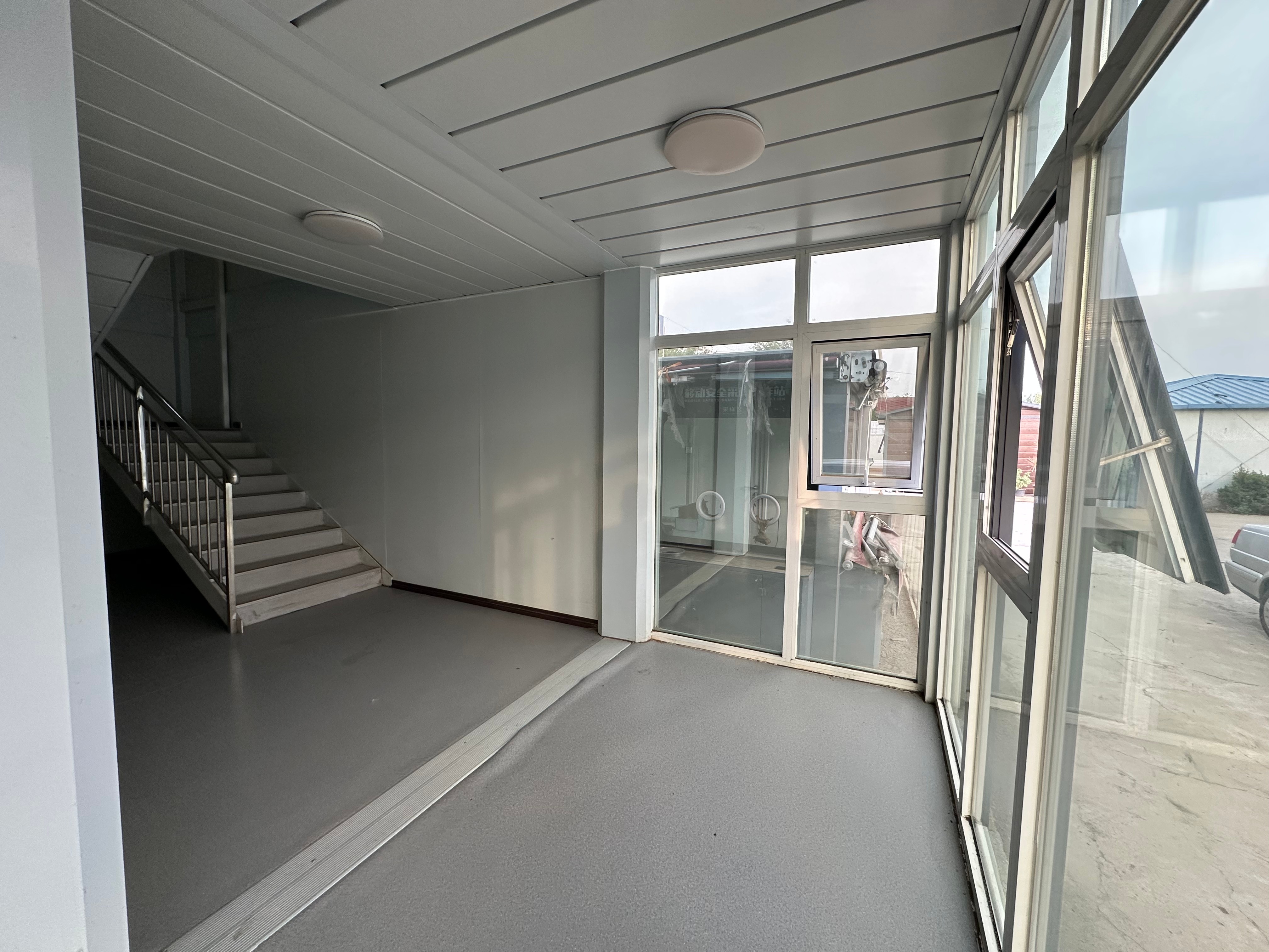 20FT/40FT Customized Flat Pack Container House with 4 Bedrooms and Garage Designed in Mediterranean Style Included