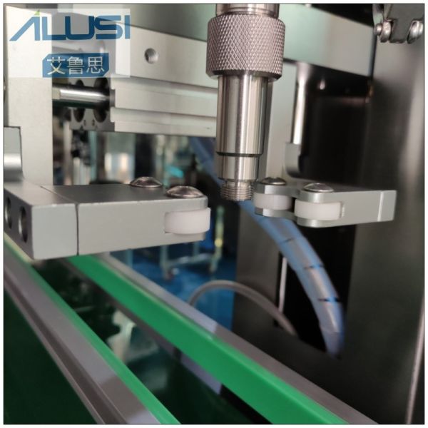 CE Certificate Gear Pump Paste Bottle Liquid Filling Machine 2000bph 11Kw