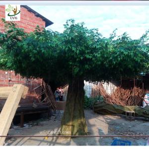 China UVG china home decor wholesale green banyan large artificial tree for play center landscaping GRE055 factory