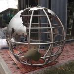 TUV Certified Mirror Polished Stainless Steel Sculpture Big Globe Statue OEM