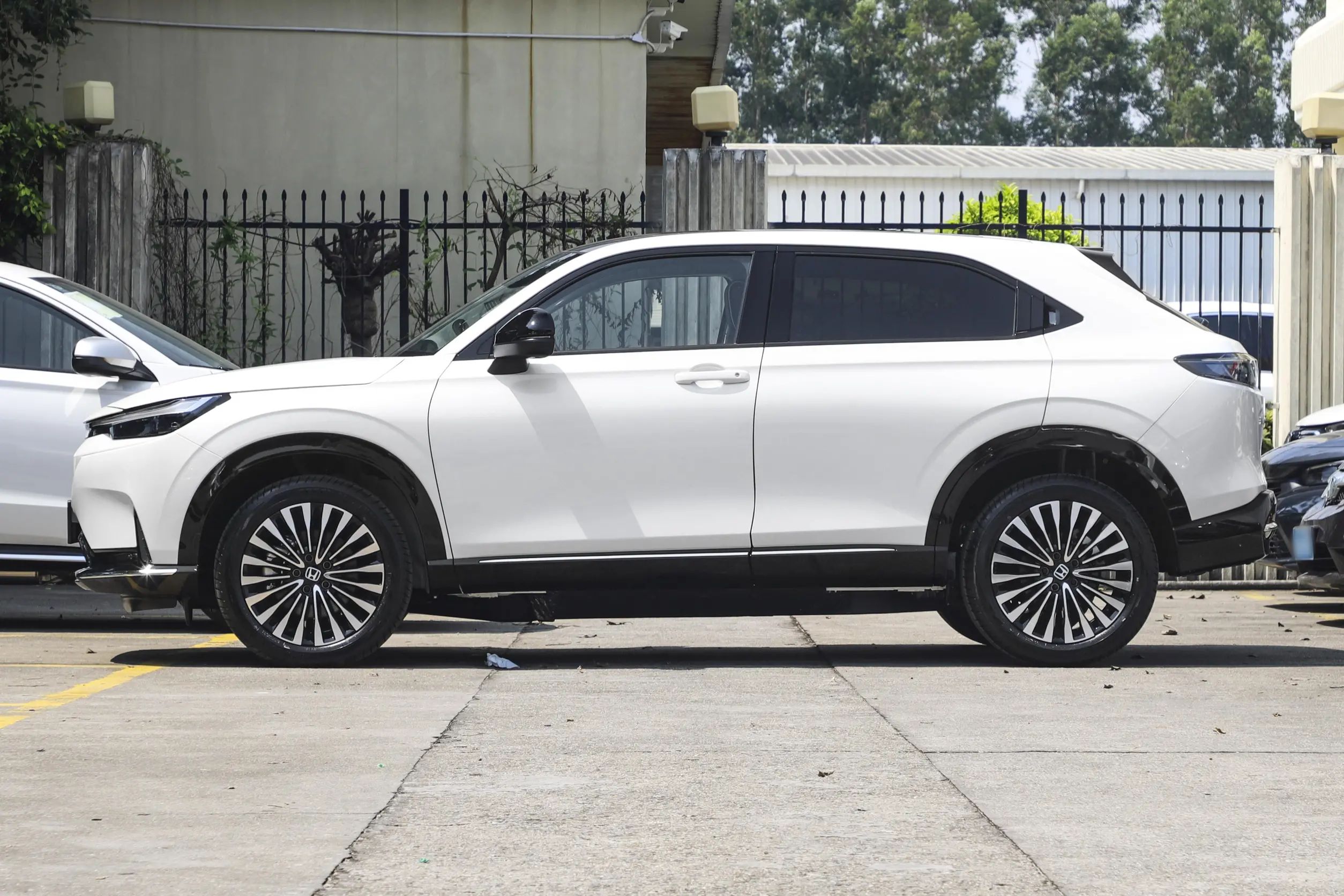 Hon-da ENS1 Electric SUV Sports Car with Torsion Beam Non-Independent Suspension and FWD Drive 68.8 Battery Capacity
