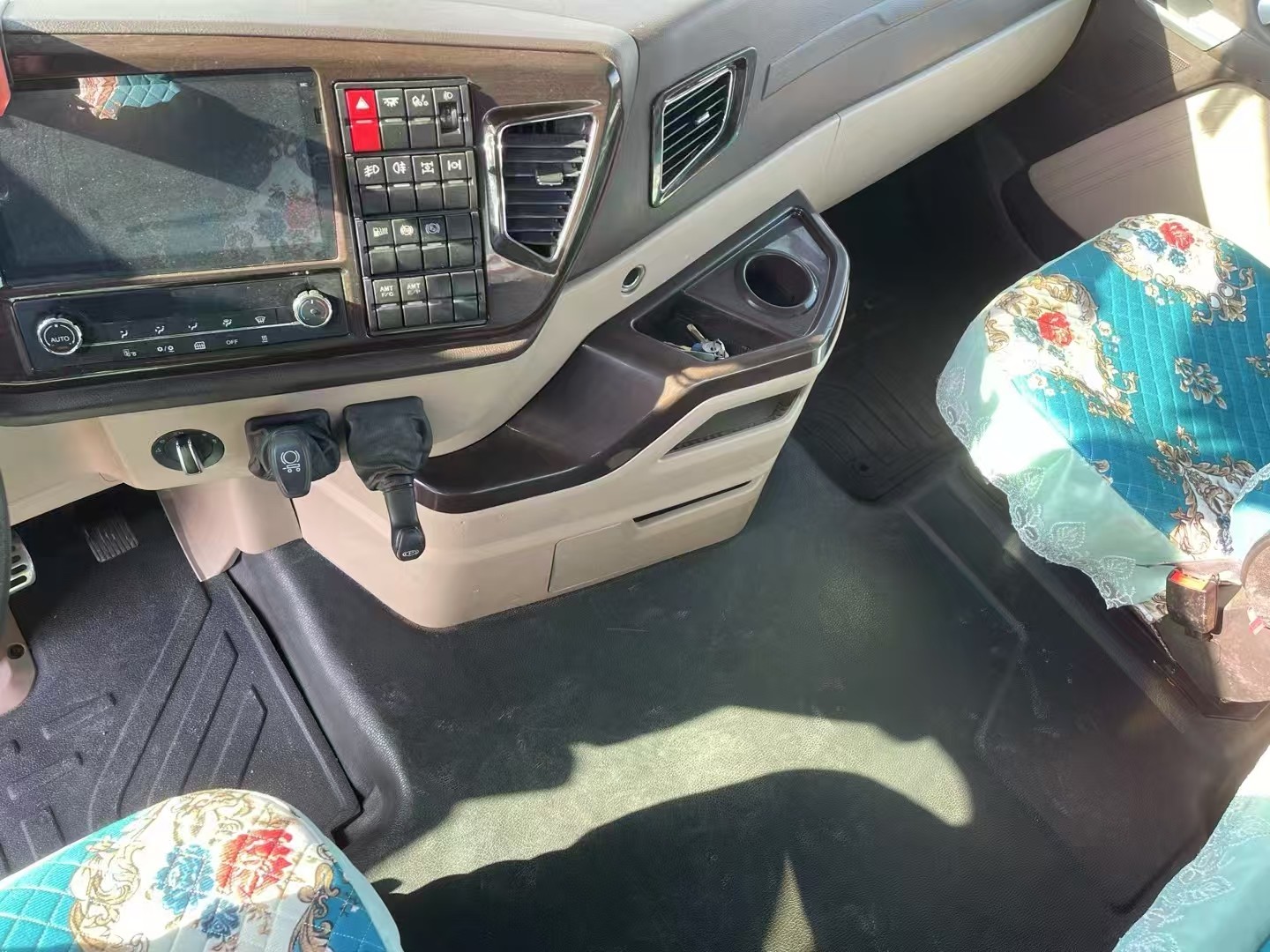 Used Head Trucks With ABS Jiefang Tractor Head JH6 2021 Year 6*4 Drive Mode AT Weichai550hp