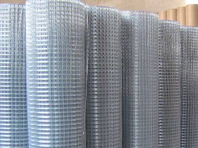 Galvanized welded wire rolls in workshop