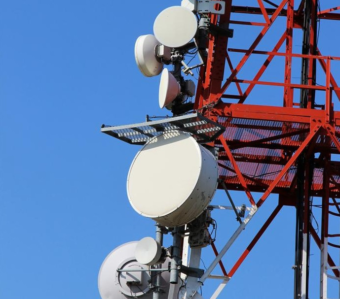 4G 5G Base Station Coastal Area Hot Dip Galvanized Telecommunication Angle Steel Tower