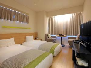 China Micronesia small hotel inner design of furniture by wood bed with TV cabinet and loveseat sofa chaise factory