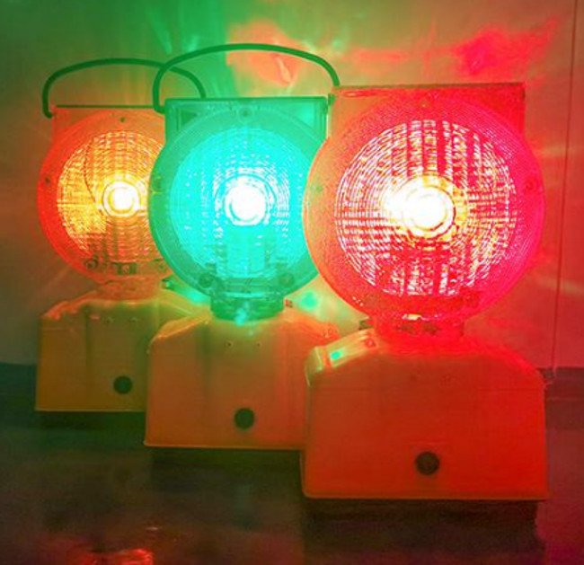 Waterproof Solar Industrial Warning Lights 2 Sided Over 1500m Visual Range 5.5 V 0.3W Solar Panel