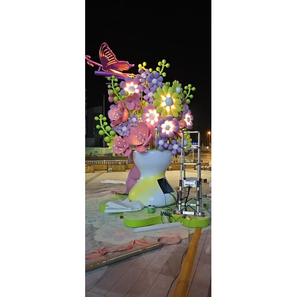 China Customizable Glowing Flower Sculptures for Public SpacesArtistic Installations: Custom flower bouquets, large-scale decor for plazas, shopping malls, supermarkets, parks, and scenic areas.Service: C factory