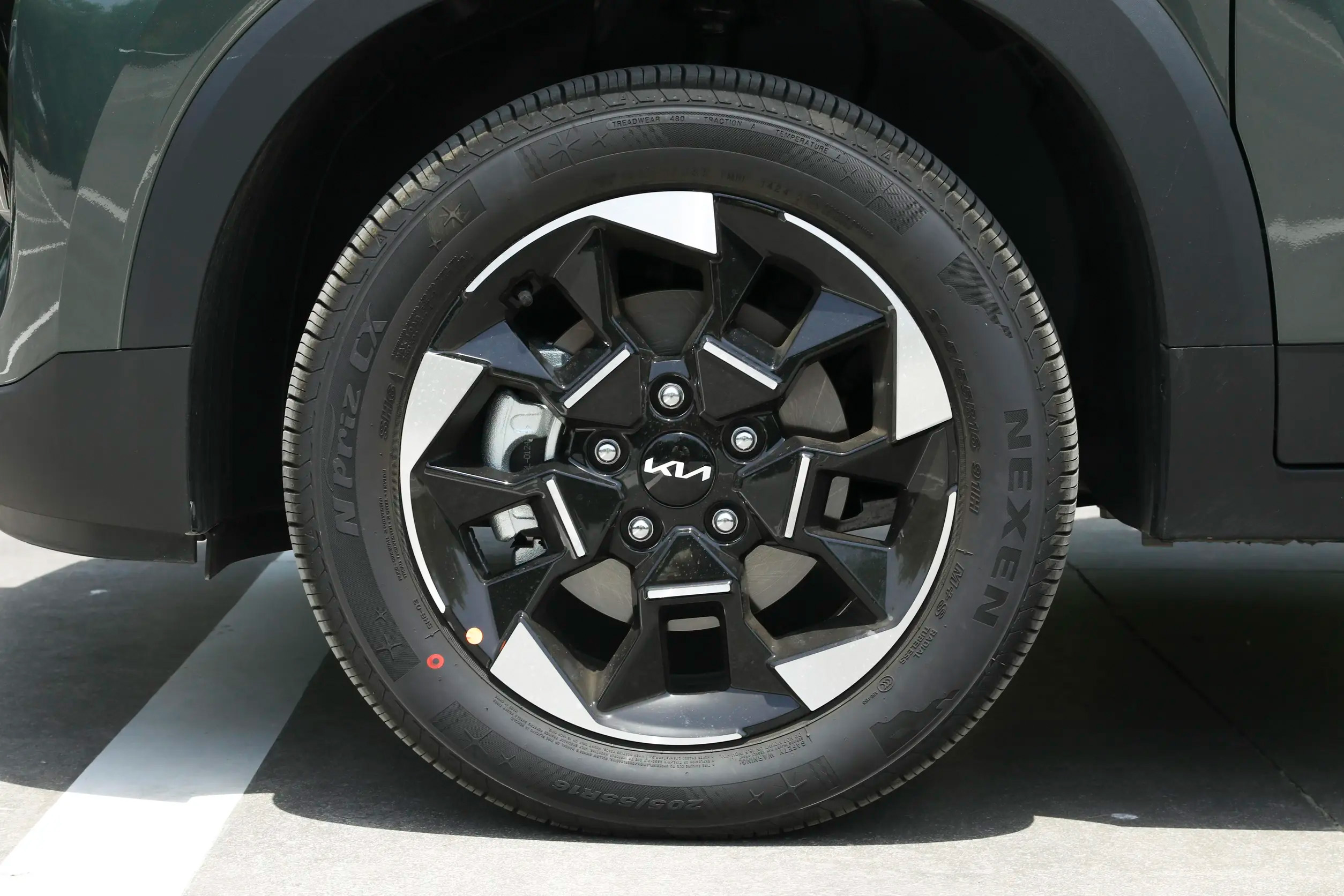 Euro VI Emission Standard Sonet Car Manufactured Small SUV with 5 Seats and Automatic Gear Box