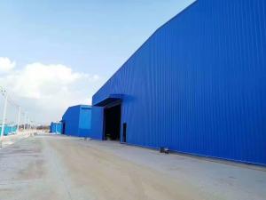 China Environment Friendly Poultry Farm Structure With Blue Steel Claddings factory