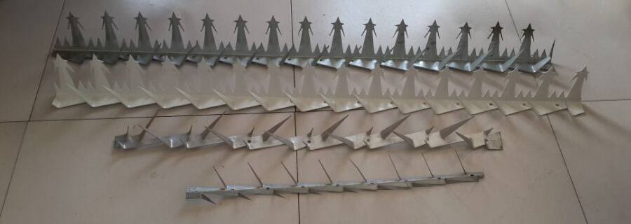 Four rows of different sizes wall spikes on the floor.