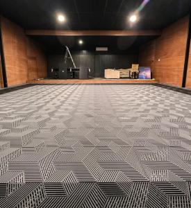China 3D Interlocking Vinyl Floor Tiles Garage 0.7 Inch Thick ASTM D2047 factory