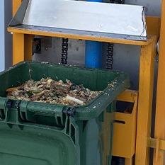 China 2000kgs Automatic Food Waste To Fertilizer Machine Vegetable Waste Recycling factory