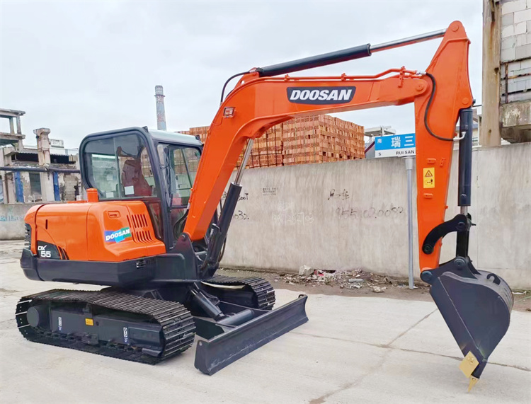 0.21 m3 Bucket Capacity Doosan DX55 Crawler Chain Excavator in Korea with Strong Power