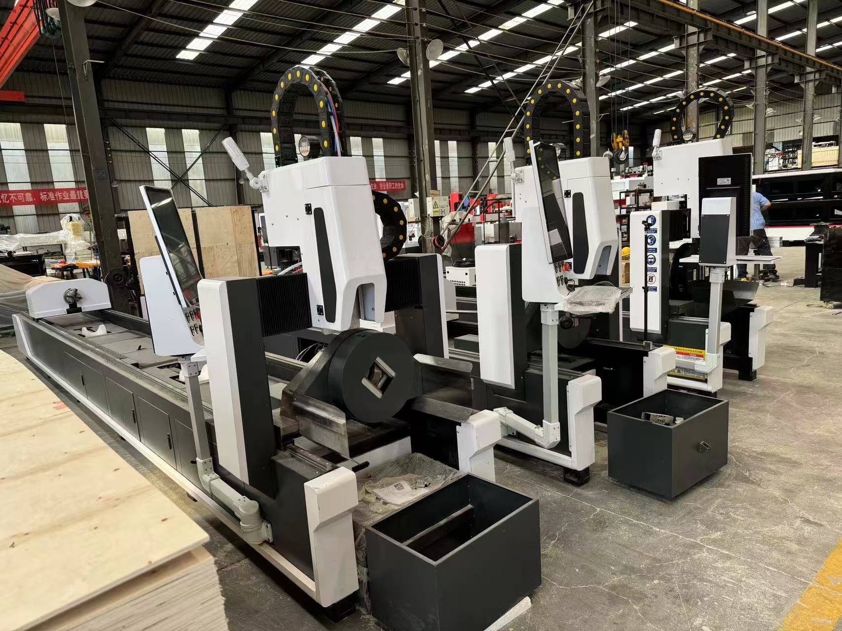 1500W 3000W Fiber Laser Cutting Machine For Pipe Raycus Laser Tube Cutting Machine