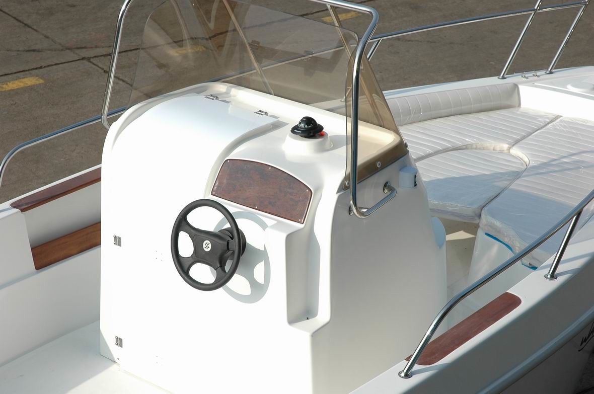 Comformtable 6m Simple Pleasure Yacht White Outboard Engine With Console