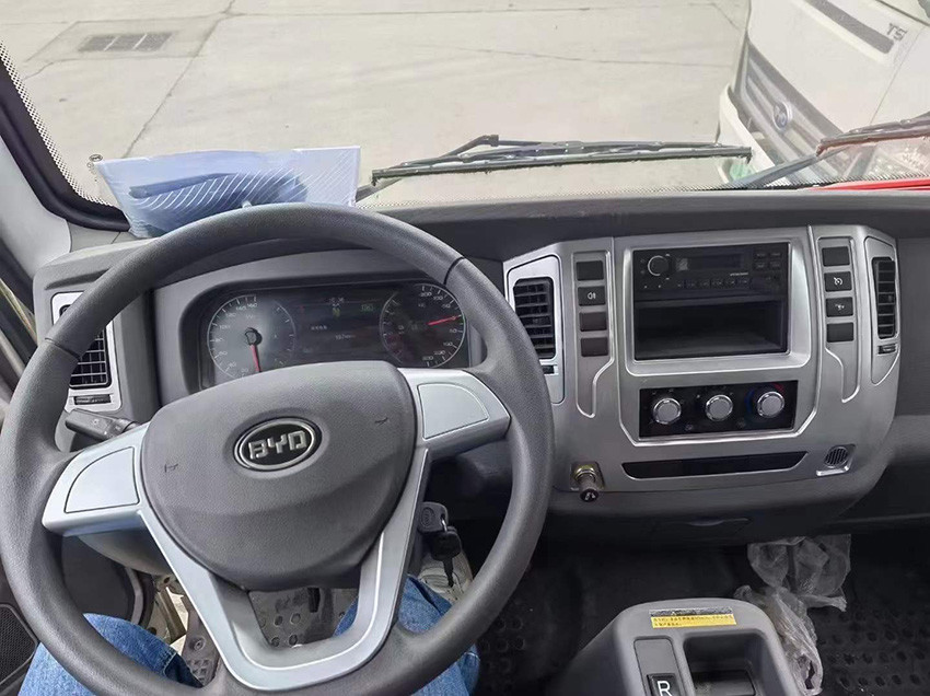 Automatic Used Cargo Truck / BYD Used Cargo Vehicles with 2 Doors