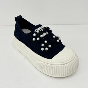 China Women Canvas Walking Shoes Pearls On Ladies Canvas Trainers on sale
