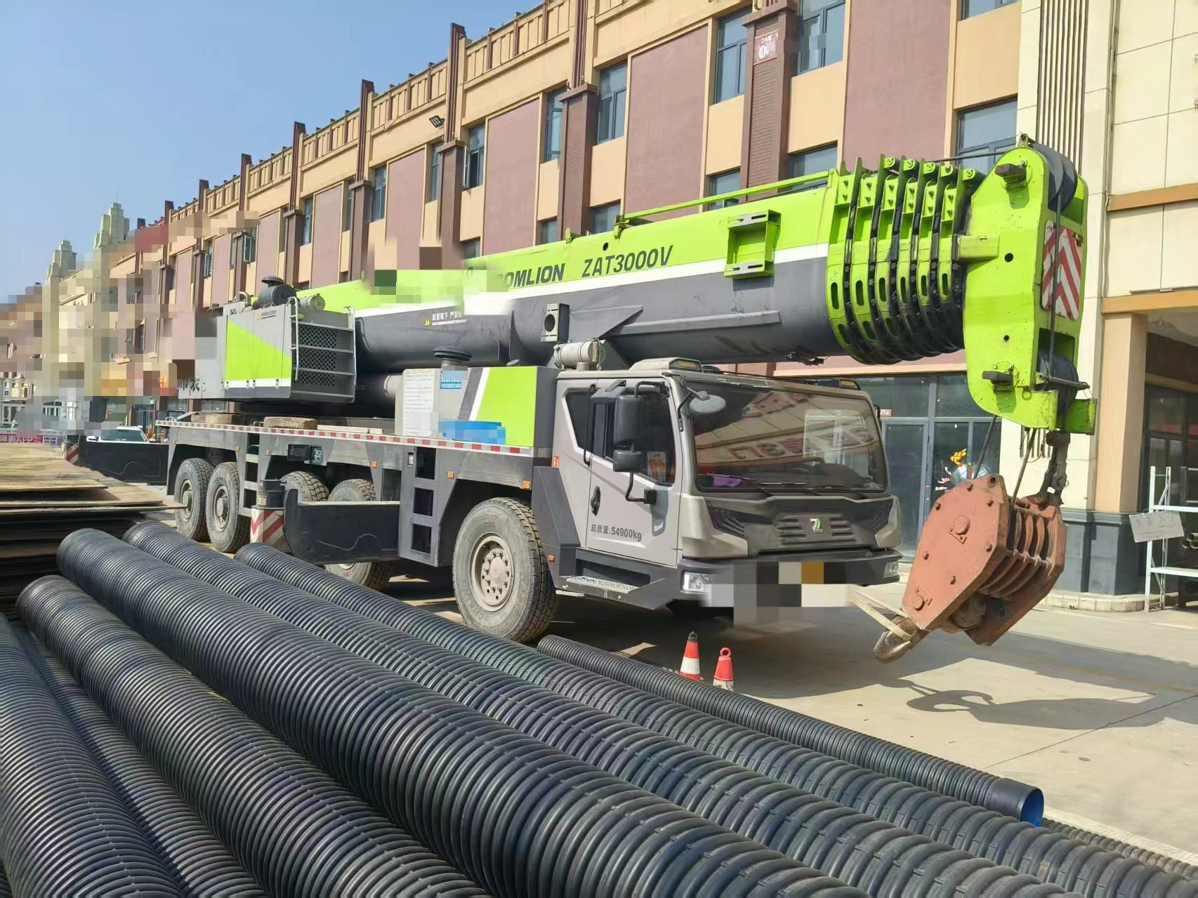 130ton Maximum Lifting Height 63m Total Weight Boom Truck Crane Trucks Mobile Crane ZTC1300v653 Official with Green Color