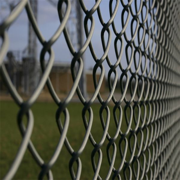 China Chain Link Fence Security Barrier Fence Galvanized Wire Mesh Fence factory