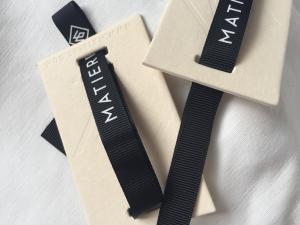 China 12mm Ribbon Attached Creative Clothing Hang Tags Retail Clothing Tags 3D Feel factory