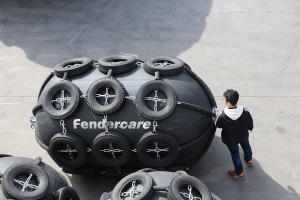 China Fendercare Pneumatic Rubber Fender For Ship Protection factory