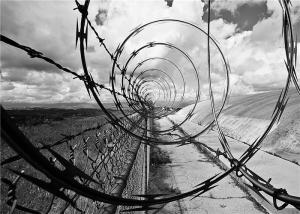 China AISI 304 Grade CBT 65 Razor Wire Fencing On Bases And Depots 15kg Per Roll factory