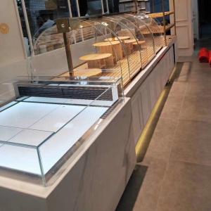 China High Transparency Bakery Bread Display , Customized Bakery Shop Display factory