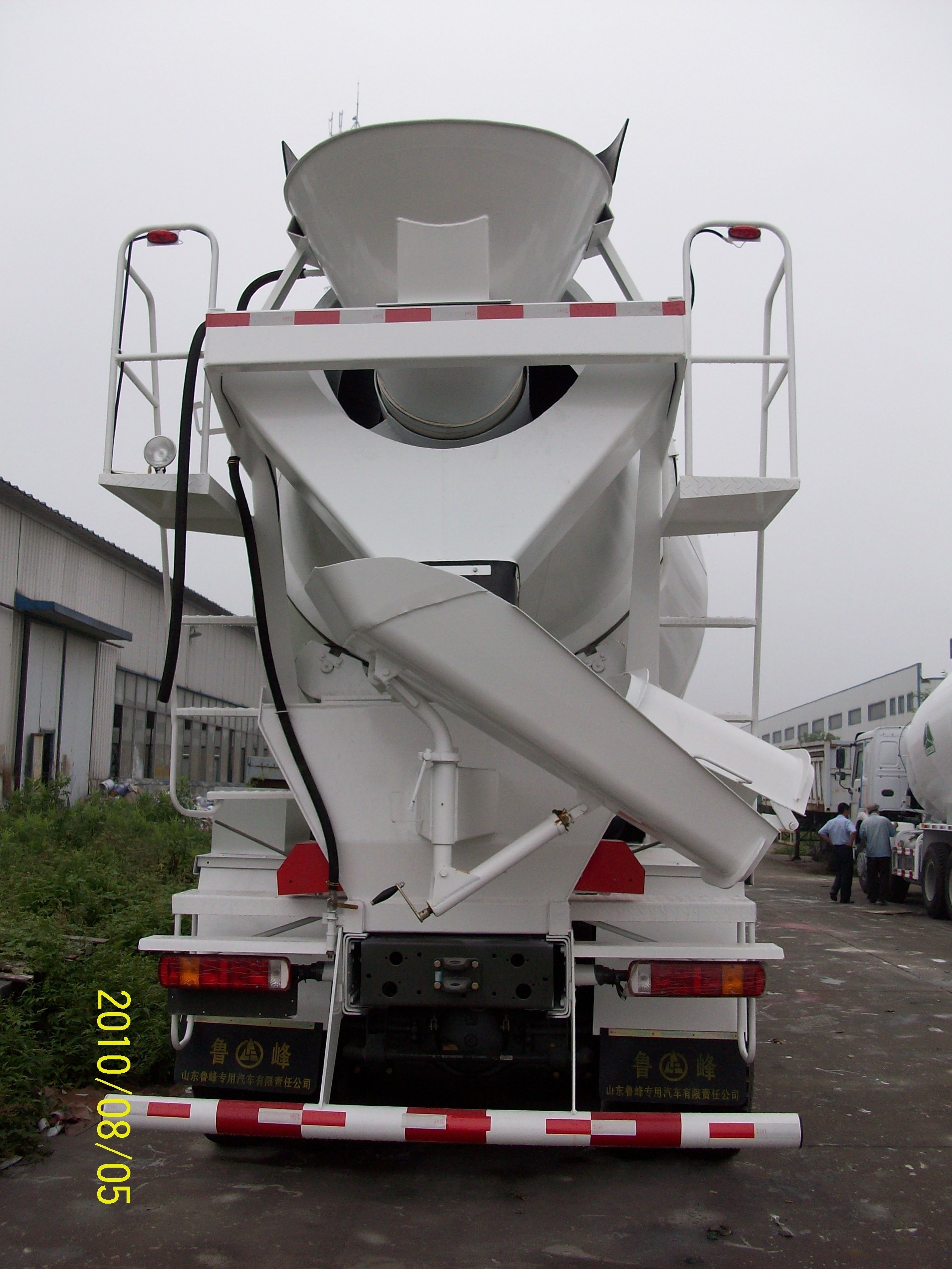 Self Loading Mobile Concrete Mixer Truck , Red Color Cement Concrete Mixer