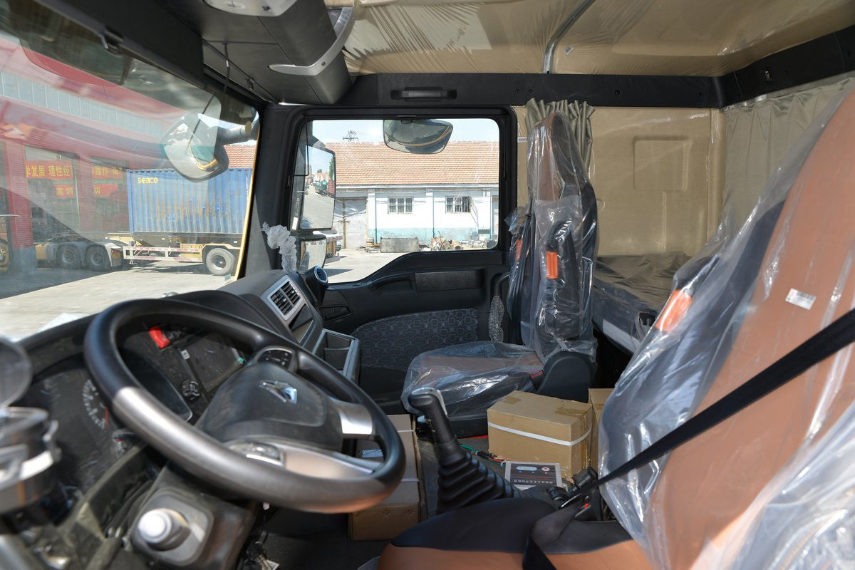 SITRAK Tractor Truck G7W Heavy Truck Diesel 400Hp 8X4 6.8m Yellow Body Rear Dump Sinotruk