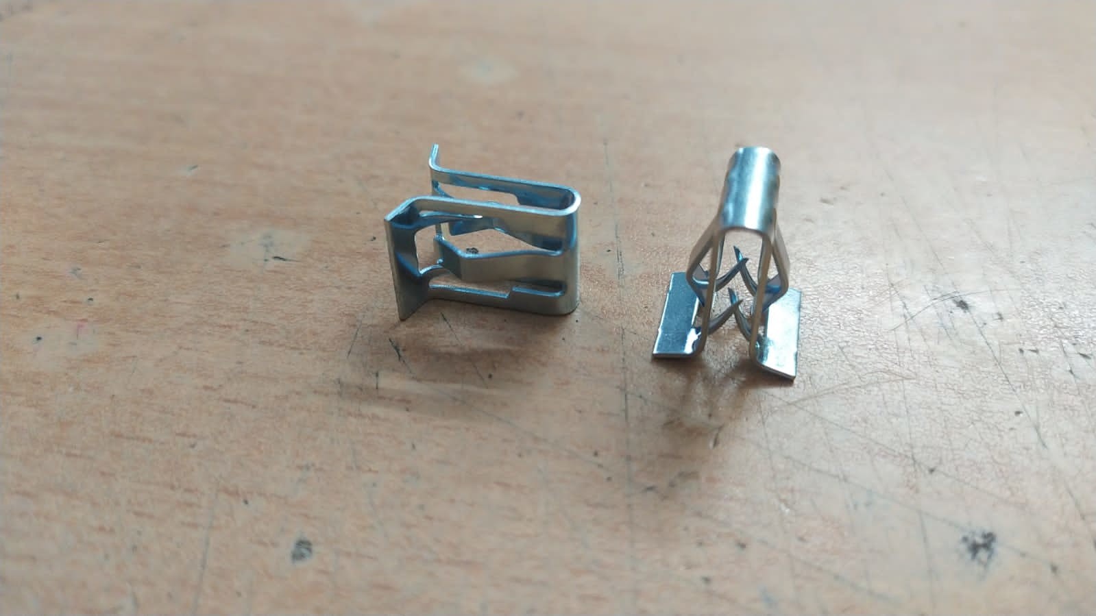 Durable Steel Retaining Clip Clamps – Automotive Fastening Components for Cable, Pipe & Panel Fixing