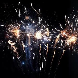 China China Pyrotechnics 98 Shots Consumer Christmas New Year Cake Fireworks &amp; Firecrackers factory