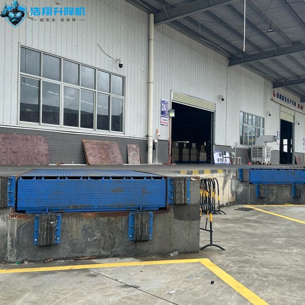 China Warehouse Loading Dock Leveler 6T Container Loading Platform factory