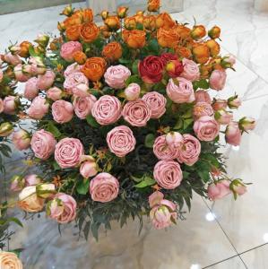 China Artificial Queen Rose Spray Bouquet Bunches For Home Decorations factory