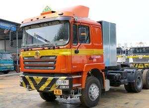 China Tractor Truck Head Shacman Gas Transport Horse 6*4 With 3 Axles Weichai 350hp LNG Manual factory