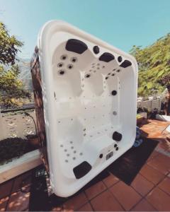 China Freestanding Outdoor SPA Bathtub Air Jets Massage 5 Person SPA Hot Tub factory