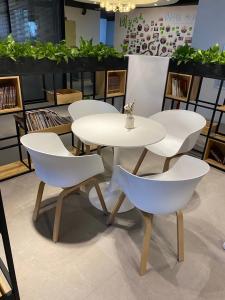 China Dust Proof White Chair With Wooden Legs 80cm Polypropylene Outdoor Dining Chairs factory