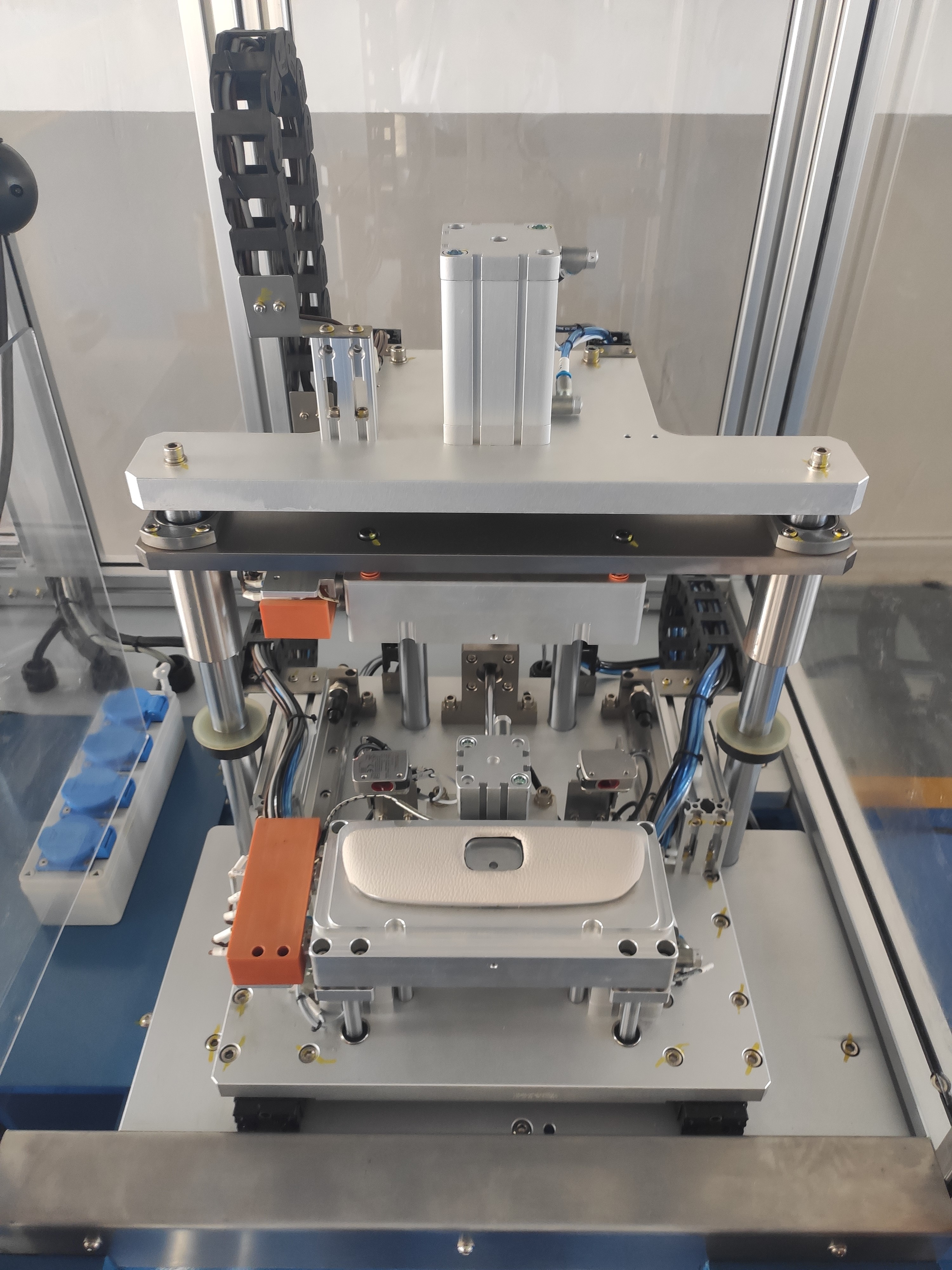New Plastic Welding Workstation and Car Interior Lamination Equipment with 1000 KG Capacity and 6000*1500*2000MM Dimensions