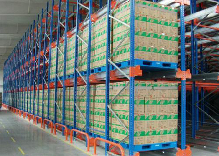 Warehouse Racking Shelves use Pallet Runner or Radio Shuttle on Pathway
