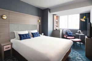 China Brisbane budget hotel inner furniture supplier from China for bedroom set laminate headboard with nightstand and Lounge factory