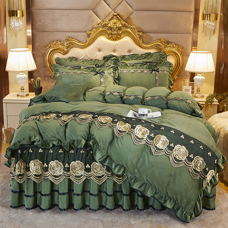 Luxury Embroidery Label Comfortable Wedding Quilt Bedding Set with Cotton Filling