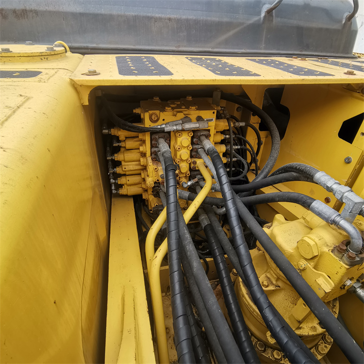 Original Color Earth-Moving Machinery 2021 Komatsu 220-8 22 Ton Used Excavator in Japan