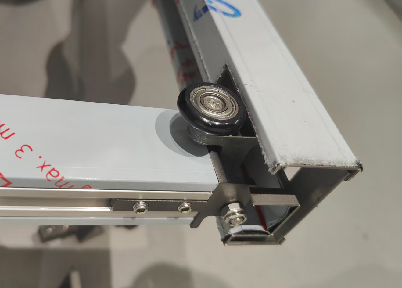 A minimalist one-line sliding door that maximizes opening space, with no